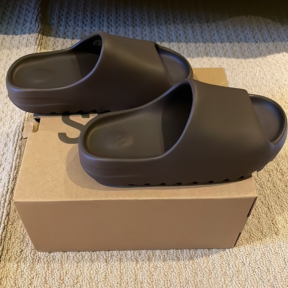 Yeezy Slide Soot - Picture 4 of 9